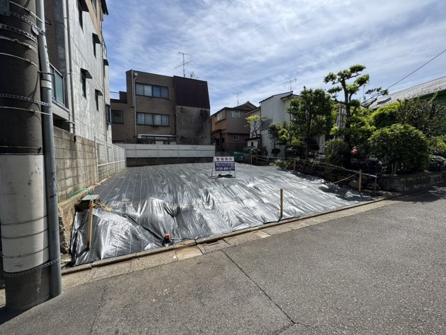 【外観】 | 隣地との境界には緑が広がり、季節の移ろいを感じながら過ごせる環境です。敷地面積は約22.74坪の2区画。建築条件付き土地のため、ご家族の理想を形にする住まいづくりをここからスタートできます。
2026