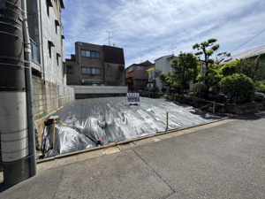 【外観】 | 隣地との境界には緑が広がり、季節の移ろいを感じながら過ごせる環境です。敷地面積は約22.74坪の2区画。建築条件付き土地のため、ご家族の理想を形にする住まいづくりをここからスタートできます。
2026