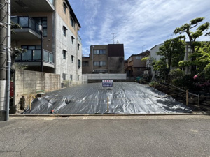 【外観】 | 敷地内からは空が広く見渡せ、心地よい光を感じられます。周辺には高い建物が少なくプライバシーを保ちながら開放的な住空間を実現可能です。都心の利便性を享受しつつ静かな住環境でゆとりある時間を満喫できます。