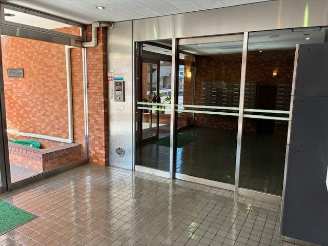 春日ビューハイツのエントランス