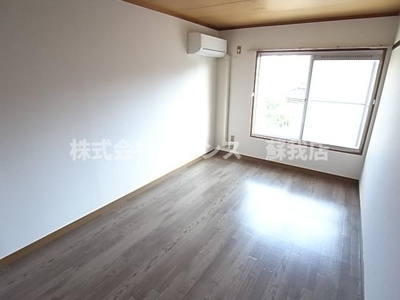 【居間・リビング】 | メゾン蘇我 | おしゃれなフローリングの居間です