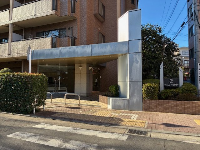 朝日マンション白金通りのエントランス