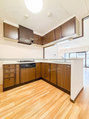 グランドシャルマンのキッチン|3口コンロ・グリル付きの使いやすいシステムキッチンです♪