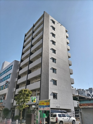 近くにコンビニがあるマンションです。