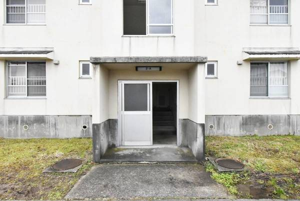 ビレッジハウス吉田宮小路1号棟のエントランス