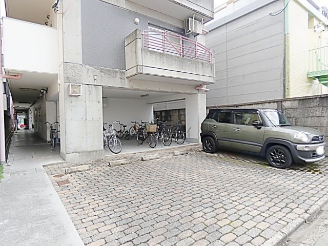 ＨＯＵＳＥ　ＬＯＫＯの駐車場