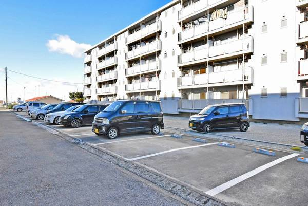 ビレッジハウス大泉2号棟の駐車場