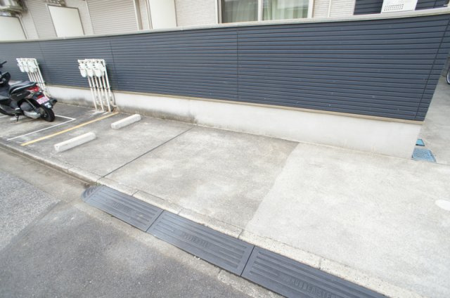オリエンタルコート高根台の駐車場