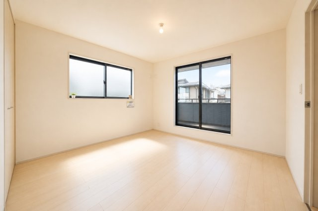 【白根5丁目】角地×58坪の開放感｜LDK20帖×並列2台駐車｜落ち着いた住宅街の新築戸建★仲介手数料無料★の洋室|約7.6帖のゆとりある主寝室は、大きなベッドも無理なく配置可能。2面採光で明るく、落ち着いたプライベート空間を演出します。
