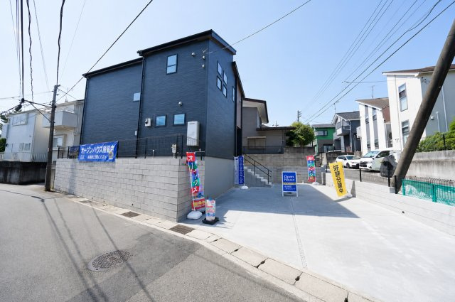 【白根5丁目】角地×58坪の開放感｜LDK20帖×並列2台駐車｜落ち着いた住宅街の新築戸建★仲介手数料無料★の外観|落ち着いたダークトーンの外観が街並みに映える一邸。シンプルながらも素材感と配色にこだわり、上質さを感じさせるデザインに仕上がっています。