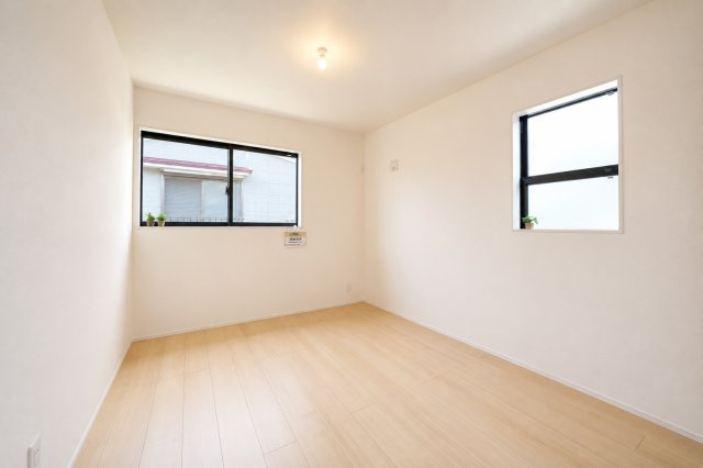 【白根5丁目】角地×58坪の開放感｜LDK20帖×並列2台駐車｜落ち着いた住宅街の新築戸建★仲介手数料無料★の洋室|落ち着いた色合いと程よい広さで、プライベート空間として心地よく使える一室。窓からの採光もあり、閉塞感のない室内です。