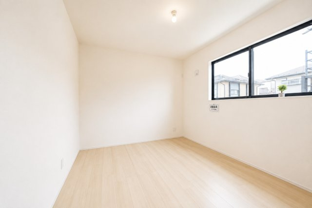 【白根5丁目】角地×58坪の開放感｜LDK20帖×並列2台駐車｜落ち着いた住宅街の新築戸建★仲介手数料無料★の洋室|全居室フローリングでお手入れもしやすい空間。シンプルだからこそインテリアが映え、自分好みの部屋づくりを楽しめます。