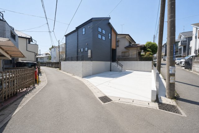 【白根5丁目】角地×58坪の開放感｜LDK20帖×並列2台駐車｜落ち着いた住宅街の新築戸建★仲介手数料無料★の前面道路含む現地写真|前面道路は落ち着いた住宅街の一角に位置し、交通量も少なく穏やかな住環境。ゆとりある接道で車の出し入れもしやすい安心のロケーションです。
