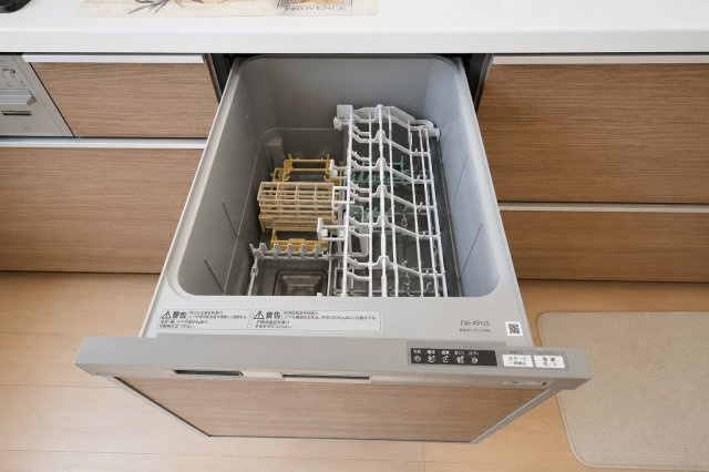 【白根5丁目】角地×58坪の開放感｜LDK20帖×並列2台駐車｜落ち着いた住宅街の新築戸建★仲介手数料無料★のキッチン|家事の負担を軽減してくれる食洗機を搭載。 食後の片付けもスムーズで、家族との時間をしっかり確保できます。