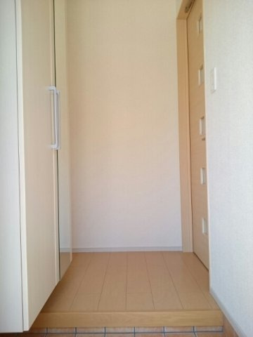 ネオファースト西新庄の玄関|明るい玄関です