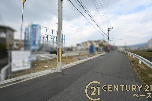 奈良市南京終町３丁目 Ａ号棟 ／新築一戸建の前面道路含む現地写真|■現地撮影写真■前面道路は広々しており、お車の出し入れも楽々！