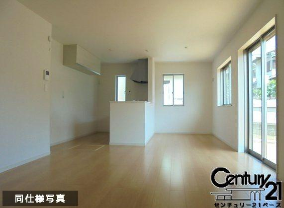 奈良市南京終町３丁目 Ａ号棟 ／新築一戸建の内観：施工例|■ご家族でくつろいでいただける広々したリビングです！全窓ペアガラス標準装備！■