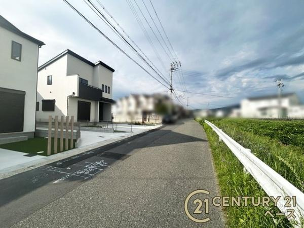 奈良市南京終町３丁目 Ｂ号棟 ／新築一戸建の前面道路含む現地写真|■現地撮影写真■前面道路は広々しており、お車の出し入れも楽々！