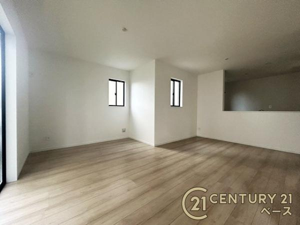奈良市南京終町３丁目 Ｂ号棟 ／新築一戸建の居間・リビング|■ご家族でくつろいでいただける広々したリビングです！全窓ペアガラス標準装備！■