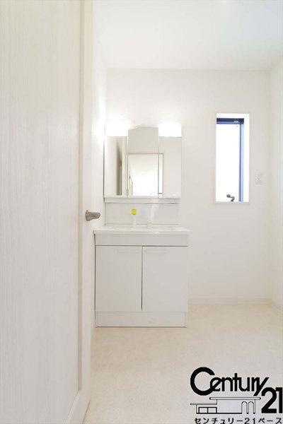 奈良市南京終町３丁目 Ｂ号棟 ／新築一戸建の内観：施工例|■収納豊富な広々とした洗面スペースです！■