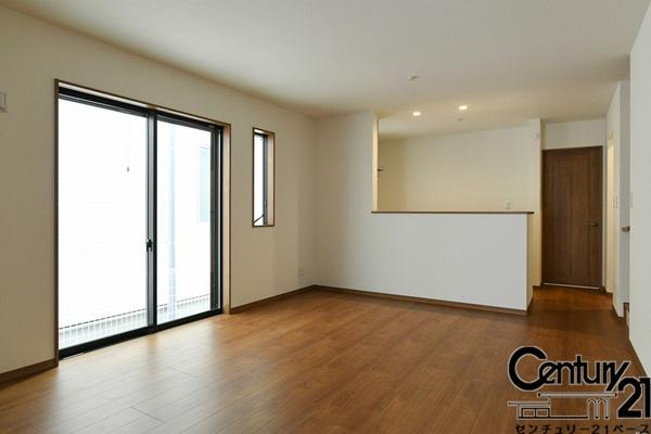 奈良市南京終町３丁目 Ｃ号棟 ／新築一戸建の内観：施工例|■ご家族でくつろいでいただける広々したリビングです！全窓ペアガラス標準装備！■