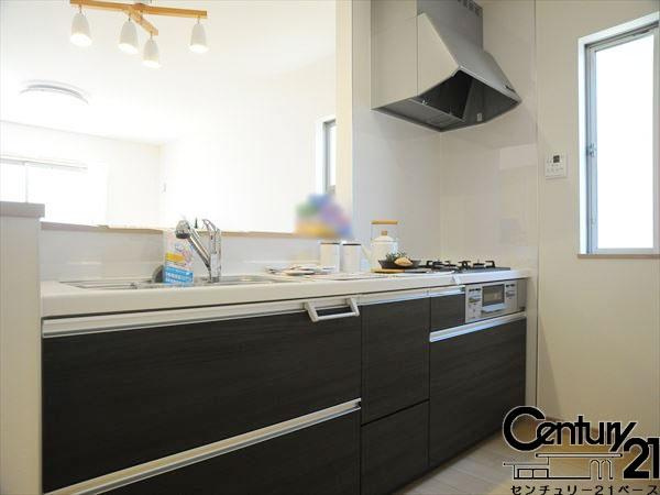 奈良市南京終町３丁目 Ｃ号棟 ／新築一戸建の内観：施工例|■家族とのコミュニケーションがとりやすい人気のカウンターキッチン！