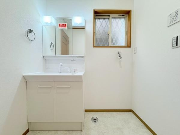 横浜市旭区本村町の中古一戸建の独立洗面台|シンプルに使いやすさが考えられた洗面台ですね。