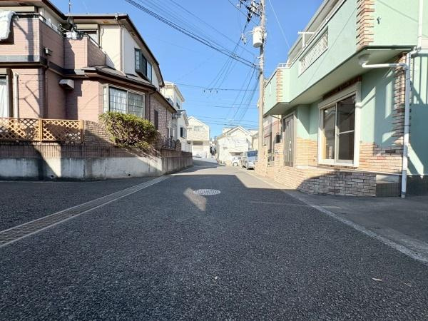 横浜市旭区本村町の中古一戸建の前面道路含む現地写真|車の通りも少なく広々した前面道路です！