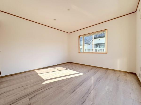 横浜市旭区本村町の中古一戸建の寝室|行く時間をゆったりと感じることができる落ちついたプライベートルーム。リビングで楽しく過ごした後はゆっくりくつ過ぎろぐ時間を満喫できます。
