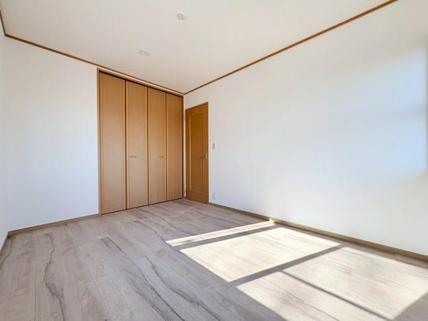 横浜市旭区本村町の中古一戸建の洋室|一人ひとりの大切なプライベート空間。趣味・感性で個性的に飾って頂けるようシンプルに仕上げてあります。ゆとりある広さで、一人の時間をゆったりと過ごせる安らぐお部屋になるはずです。
