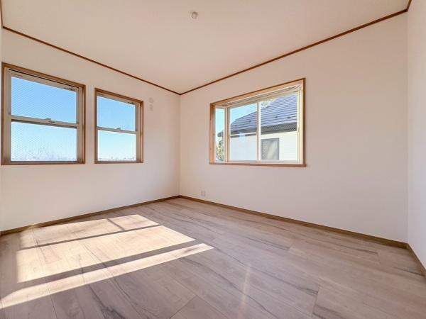 横浜市旭区本村町の中古一戸建の寝室|全居室にはクローゼットを完備！普段使いのお洋服や小物はもちろん、季節物のお洋服などもしっかりと整理整頓おしまい頂けます。居室空間をより広く隅々までお使いいただけますね。
