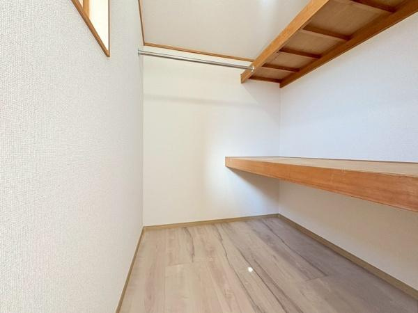 横浜市旭区本村町の中古一戸建の収納|ウォークインクローゼットです。あると便利です。
