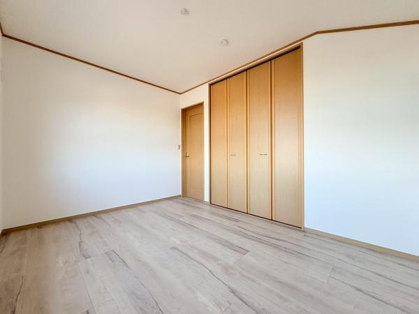 横浜市旭区本村町の中古一戸建の洋室|二階の洋室です。照明がなくても明るいので気持ち良く朝を迎えられそうです。