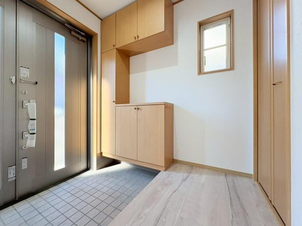 横浜市旭区本村町の中古一戸建の玄関|気品あるデザイン性を持つ玄関は、住む方の満足感を満たすクオリティ。帰宅するご家族や、訪れる方を気持ちよく迎える・安らぎに満ちた生活空間を予感させてくれます。
