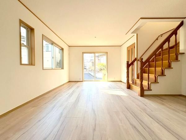 横浜市旭区本村町の中古一戸建の居間・リビング|子供の笑い声やママとパパの楽しい会話、料理をする音や、テレビの音など当たり前の生活が送ることができる幸せ。そんな幸せをこの家で作り上げてみてはいかがですか。