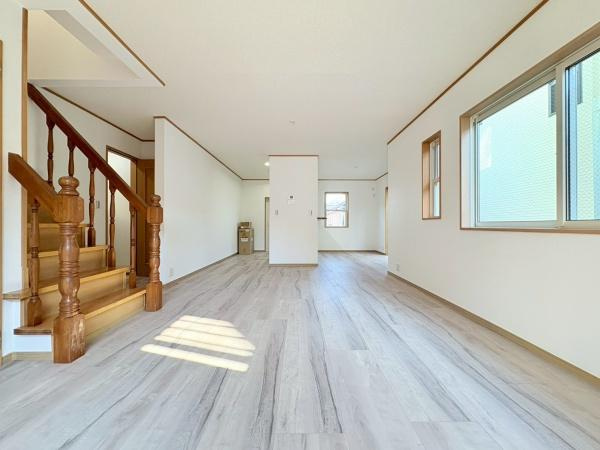 横浜市旭区本村町の中古一戸建の居間・リビング|形の綺麗なリビングダイニングはお好きな家具を配置しても、余裕がありそうです。インテリアも想像しながらご見学されると、より一層楽しくなります。