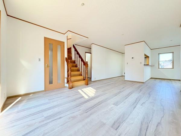 横浜市旭区本村町の中古一戸建の居間・リビング|上質な暮らしを感じさせてくれます。毎日の暮らしの中で表情を変える場所ですが、いつもあたたかく家族を包み込んでくれる場所になるはずです。