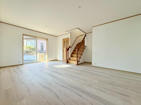 横浜市旭区本村町の中古一戸建の居間・リビング|リビングで子供が走ってる姿を見ながら、大きなソファやダイニングテーブルでゆったり食事をしたりくつろぎたい。そんな夢が叶えられる空間です！