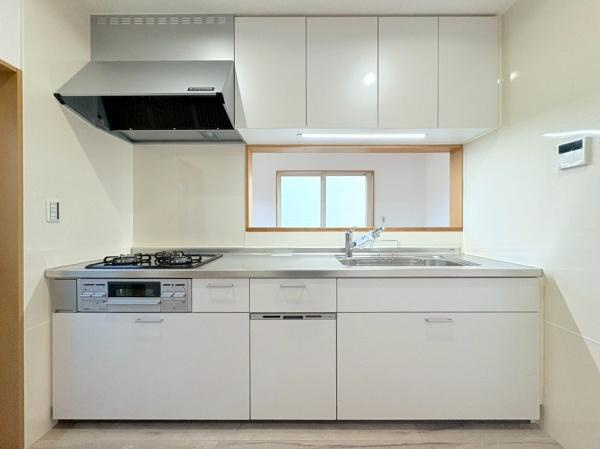 横浜市旭区本村町の中古一戸建のキッチン|毎日使うキッチンだからこそ、食事の準備を楽しい時間に、忙しい時でもスムーズに無駄なく作業できる、お手入れも簡単にできるなど、毎日を楽しくするキッチンスペースに仕上げました。
