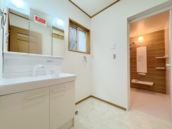 横浜市旭区本村町の中古一戸建の独立洗面台|洗面台はいつも清潔にしておきたいですよね！シャワー付きのドレッサーには鏡の裏に収納スペースがありますので、化粧品やティッシュボックス、歯ブラシなどもスッキリ収まりますよ！
