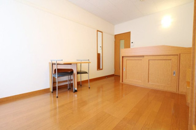 【居間・リビング】 | レオパレス新庄寺 | ベッド下に収納スペースあり！荷物が多くても十分に収まります！