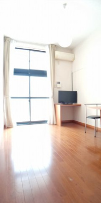 【居間・リビング】 | レオパレスラギ | 1Fはフローリング、2Fは絨毯になります。