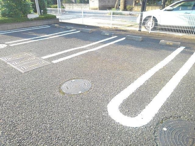 サニーフォレストの駐車場