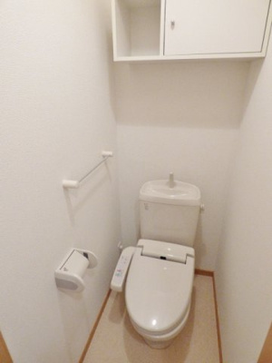 【トイレ】 | シンフォニアＡ | 温水洗浄便座で快適♪収納棚もあり芳香剤やトイレットペーパーの買い置きを置けますね。