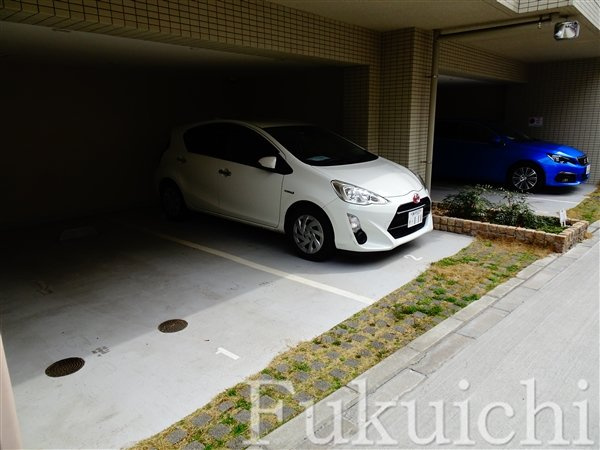 クレイシア目黒碑文谷の駐車場