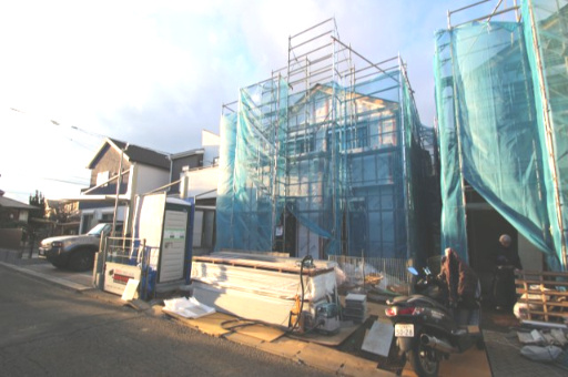 【Heartfull Town】東村山富士見町23期の外観|カースペース2台（車種による）。