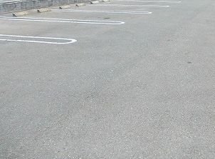 アルト　レフィナードの駐車場