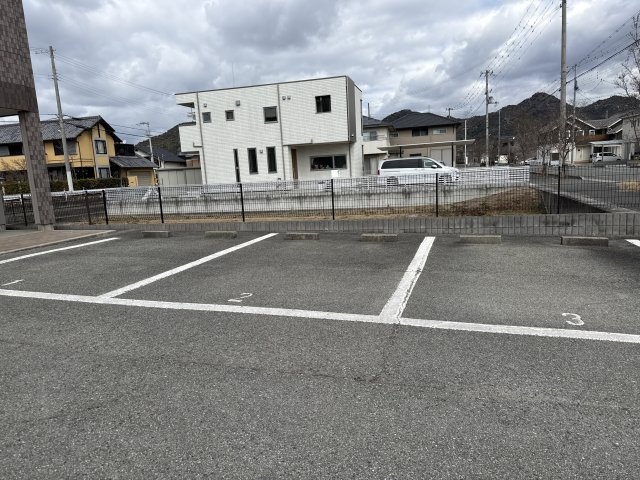 セピア　コンフォースの駐車場