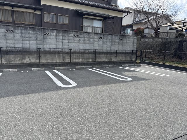 アルメールＭの駐車場
