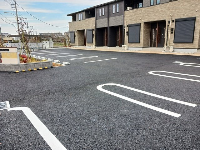 シャルールの駐車場